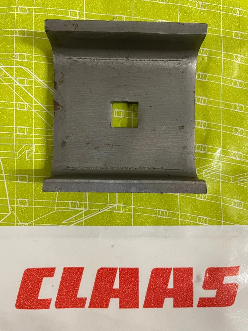 Caperuza original CLAAS para el sistema de acelerador de maquinaria agrícola en oferta. Recambio oficial diseñado para proteger los mecanismos de control contra el polvo y el desgaste.