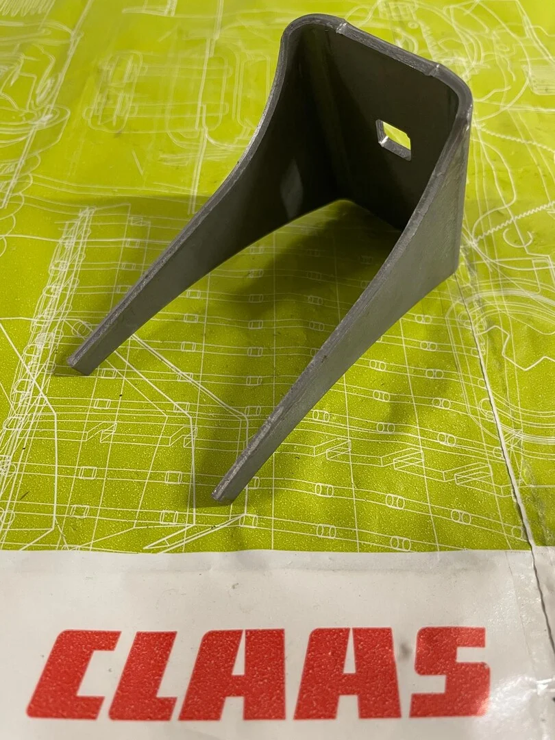 Soporte soldado original CLAAS para el mecanismo del acelerador de maquinaria agrícola en oferta. Pieza estructural metálica de alta resistencia diseñada para un ajuste perfecto y duradero.