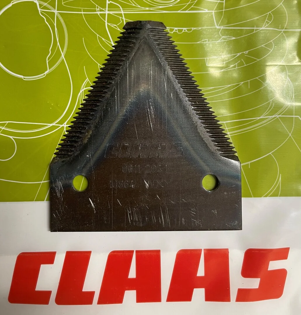 Cuchilla de segadora original CLAAS de alta resistencia en oferta. Recambio de corte profesional para cosechadoras, disponible con descuento en nuestro catálogo de Toledo.