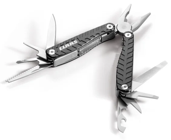 Herramienta multifunción original CLAAS con diseño de orugas TERRA TRAC. Incluye alicates reforzados, cortacables, sierra y destornilladores con bloqueo individual. Fabricada por Richartz en aluminio con funda de cinturón incluida.