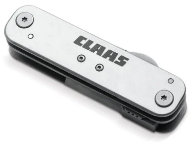 Multiherramienta original CLAAS de acero inoxidable con hoja grande bloqueable. Incluye llaves hexagonales de 13mm y 8mm con mecanismo de seguridad a 90° y 180°, ojal plegable y grabado láser oficial.
