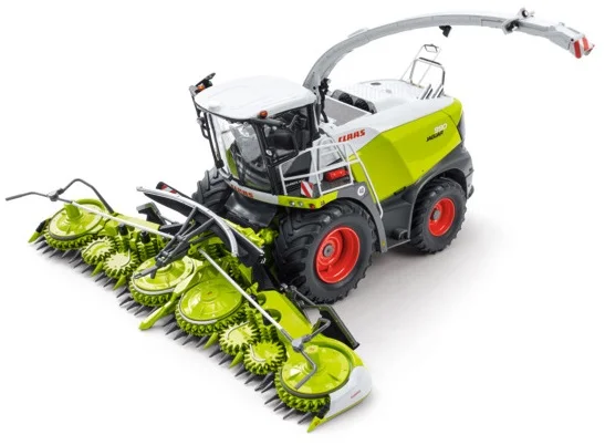Réplica coleccionable a escala 1/32 de la picadora de forraje CLAAS JAGUAR 990 con cabezal de maíz ORBIS 900. Detallada con tubo de descarga móvil y acabados de alta fidelidad.
