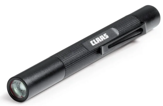 Linterna de inspección profesional P4X con clip de sujeción. Diseño compacto y potente, ideal para mecánicos y mantenimiento de maquinaria agrícola en zonas de difícil acceso.